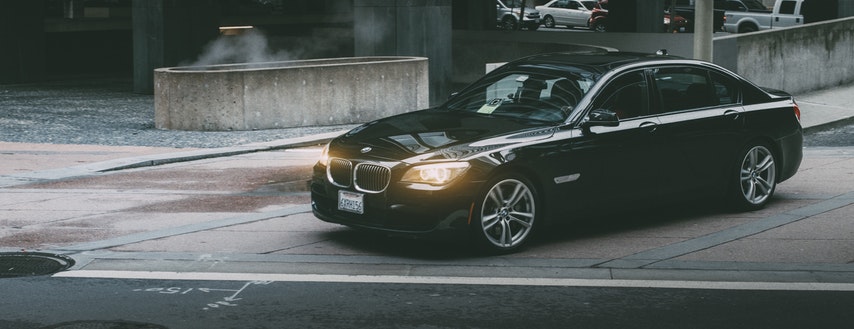 Kredyt samochodowy czy gotówkowy – z jakiej oferty warto skorzystać, kupując auto?